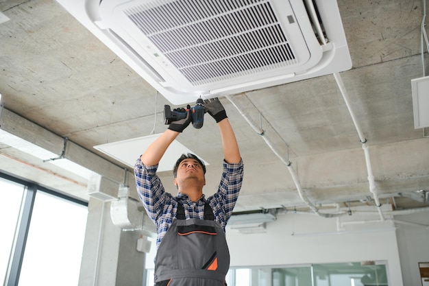 specialist reinigt en repareert de muur airconditioner