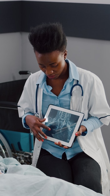 Specialist surgeon black woman doctor explaining illness diagnosis