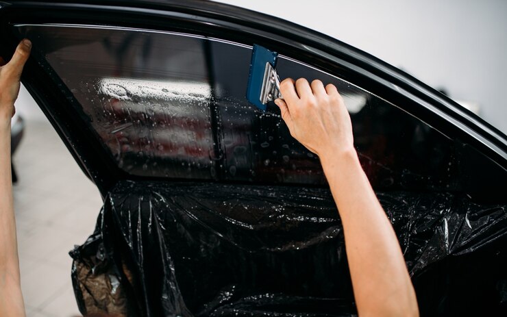 Foto specialistisch werk met auto, montage van kleurfolie