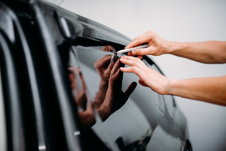 Foto specialistisch werk met auto, montage van kleurfolie