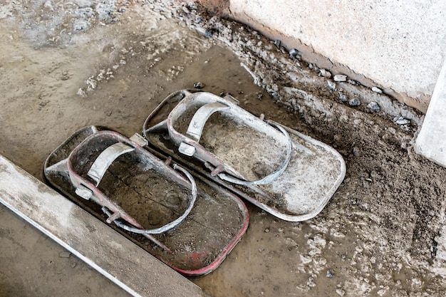 施工者専用の靴 コンクリートやセメントモルタルに落ちないように脚を固定する装置