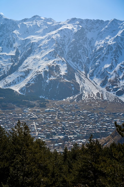 Spectaculair berglandschap. Met sneeuw bedekte majestueuze bergen. Vroege lente.