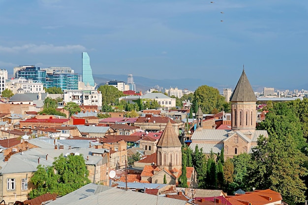 Spectaculair stadsgezicht van Tbilisi met prachtige orthodoxe kerken Georgië