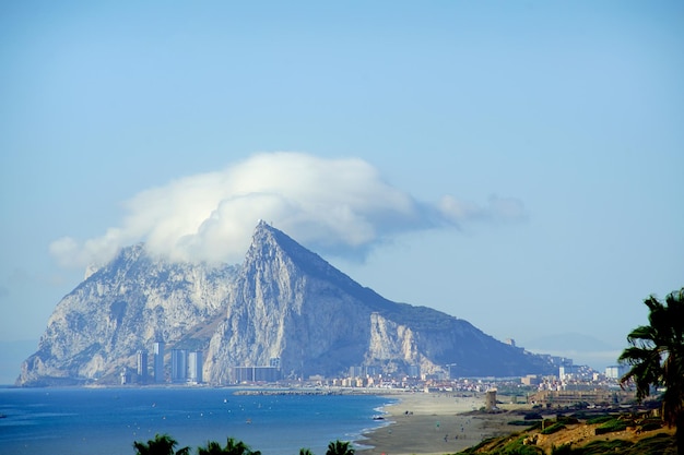 Spectaculair uitzicht op de rots van Gibraltar met wolken boven