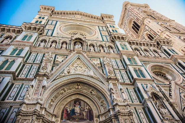 Spectaculair uitzicht op de witmarmeren muren en gevel van de Duomo de Santa Maria del Fiore in Florence