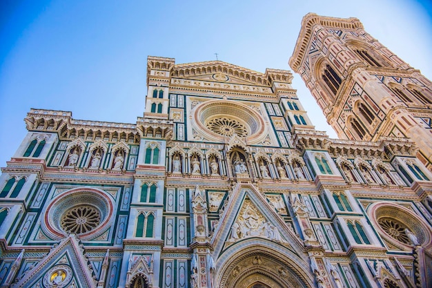 Spectaculair uitzicht op de witmarmeren muren en gevel van de Duomo de Santa Maria del Fiore in Florence