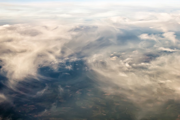 Spectaculair uitzicht op een zonsondergang boven de wolken vanuit het vliegtuig