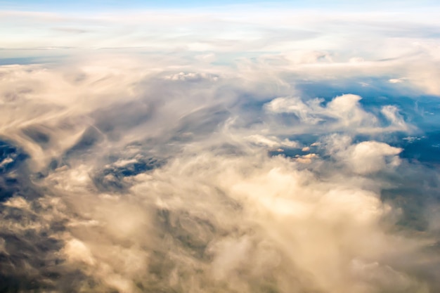 Foto spectaculair uitzicht op een zonsondergang boven de wolken vanuit het vliegtuig