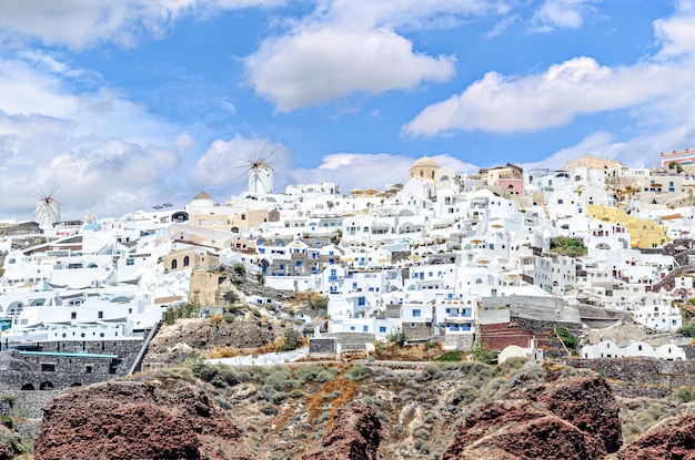 Spectaculair uitzicht vanaf de zee van Oia, boven de kliffen, Santorini, Griekenland.