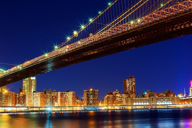 Spectaculaire skyline van downtown manhattan inclusief de brooklyn bridge brooklyn bridge in new york 's nachts