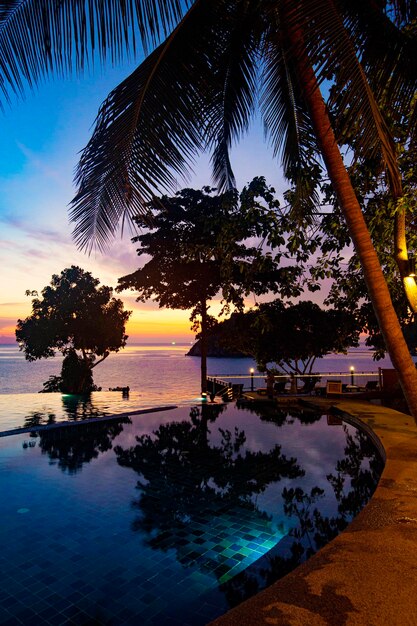 Spectaculaire zonsondergang bij het zwembad met open perspectief, luxe resort op koh tao, samui