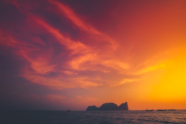 Spectaculaire zonsondergang over de Indische Oceaan naast de exotische phi phi-eilanden in het koninkrijk