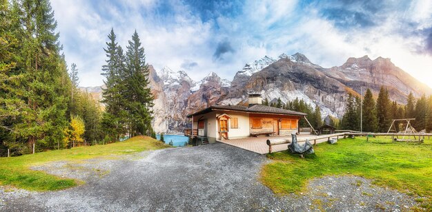 Photo spectacular autumn view of oeschinen valley and bluemlisalp summit