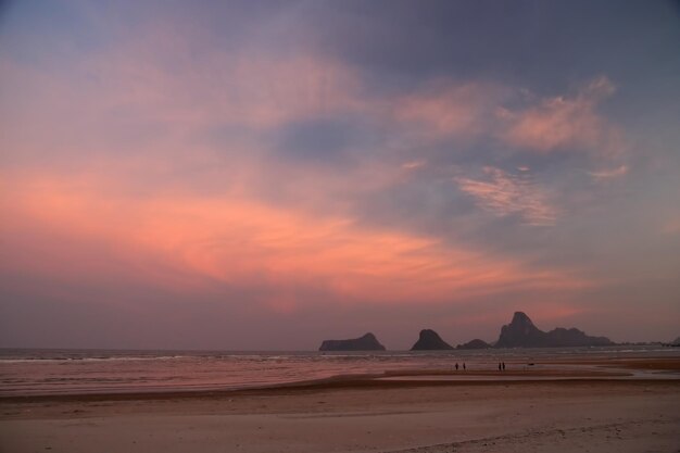 タイの壮大なビーチと海岸の風景