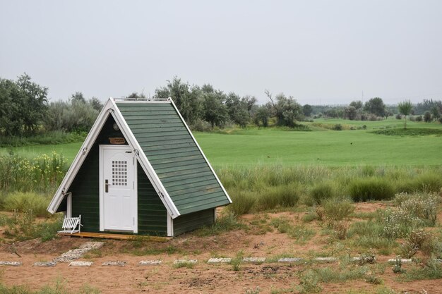 Photo spectacular field with a green wooden barns