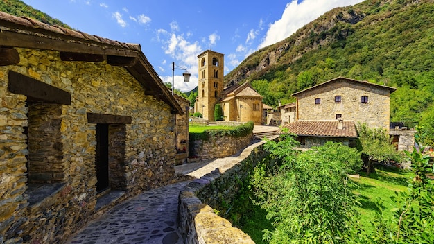 石造りの古い家屋と鐘楼のあるロマネスク様式の教会がある壮観な山の村 Beget Girona Catalonia