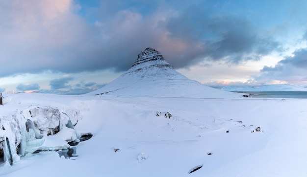 アイスランドの自然の壮大な写真とオーロラ雪の滝凍った川