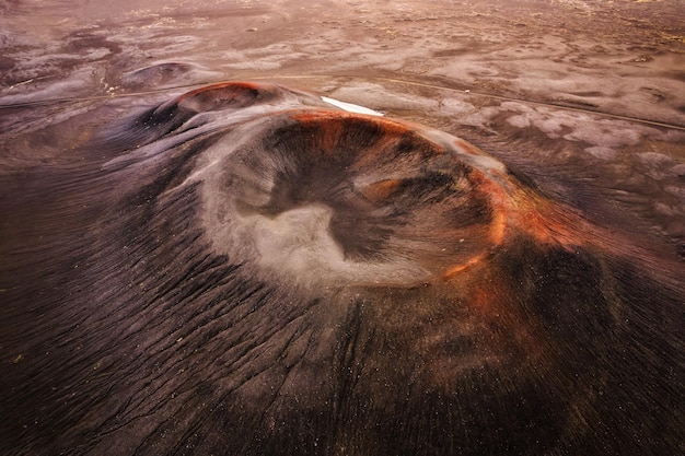 Spettacolare cratere del vulcano rosso al centro degli altopiani in islanda