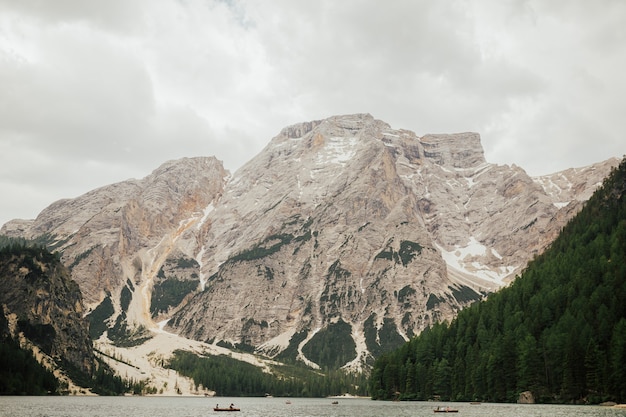 고산 호수 (Lago di Braies) Braies 호수, Dolomites, 사우스 티롤, 이탈리아, 유럽에 전형적인 나무 보트와 함께 멋진 낭만적 인 장소.