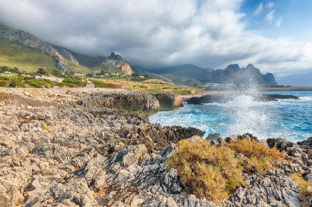 サンヴィート岬近くのイソルダビーチの壮大な海の景色