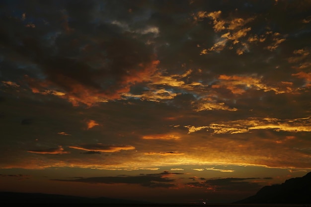 海の上の壮大な空