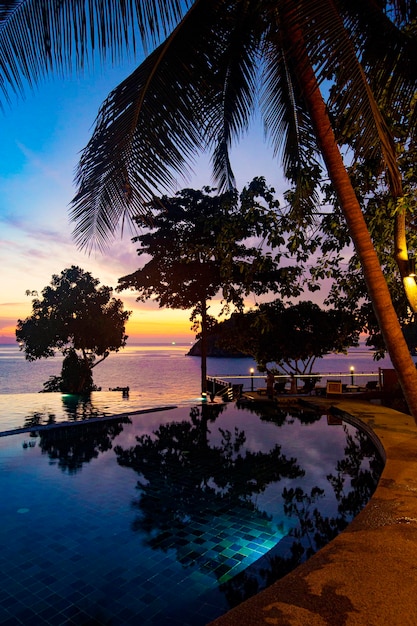 サムイ島のタオ島にある豪華なリゾート、オープンな視点を持つスイミングプールの近くの壮大な夕日