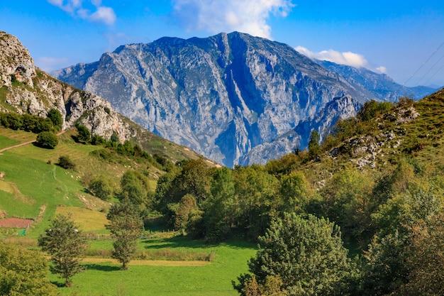 Vista spettacolare sul parco nazionale dei picos de europa da tresviso (cantabria - spagna). postale di montagna, valle e città.