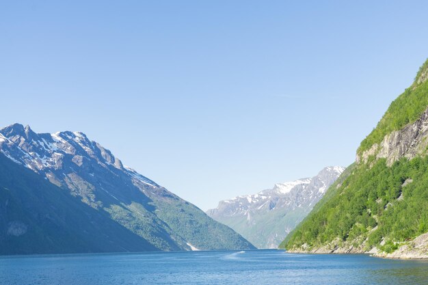 ノルウェーの高い山々に囲まれた偉大なガイランゲル フィヨルドの壮大な景色