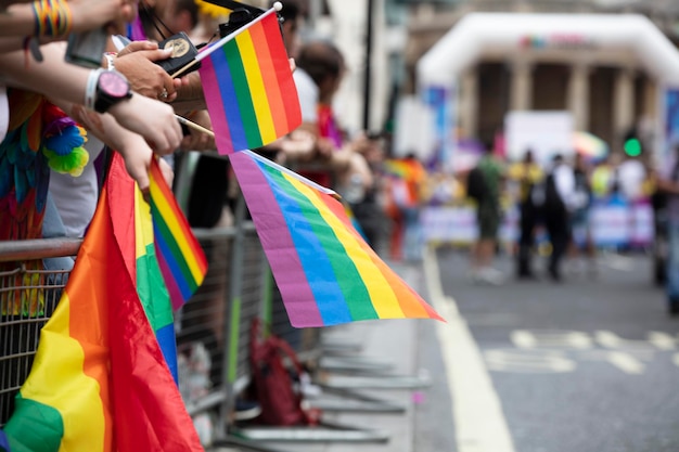 lgbt 게이 프라이드 커뮤니티 행사에서 관중들이 게이 무지개 깃발을 흔든다.