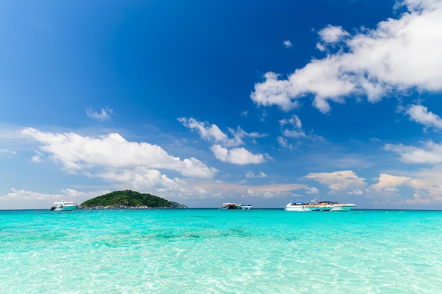 태국 시밀란 섬 팡가(Similan Island phangnga Thailand)에서 흰색 흐리고 푸른 하늘이 있는 맑은 바다의 쾌속정