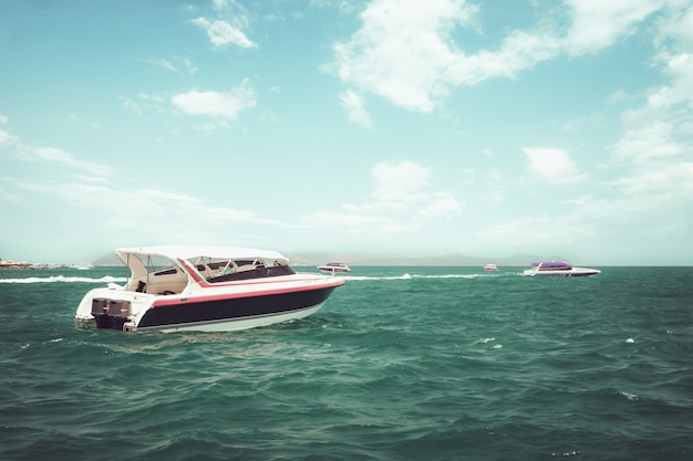 夏に海に浮かぶスピードボート。ヴィンテージ効果の色調。