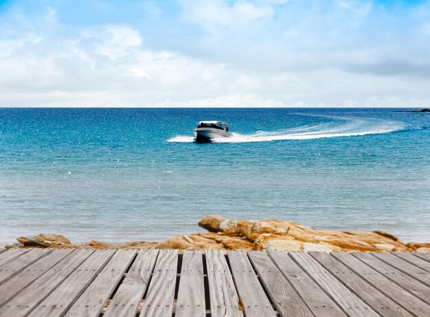 写真 熱帯の海のスピードボート。新鮮な自由。熱帯のビーチでの冒険の日。透明なターコイズ。
