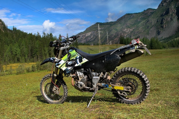 Photo speed mountain bike in the altai mountains