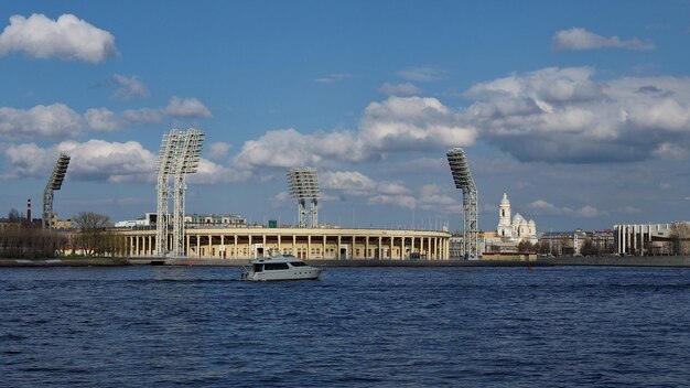 観光スポットの背景にマラヤ ネヴァ川のスピード ボート メテオ。ロシア、サンクトペテルブルク。
