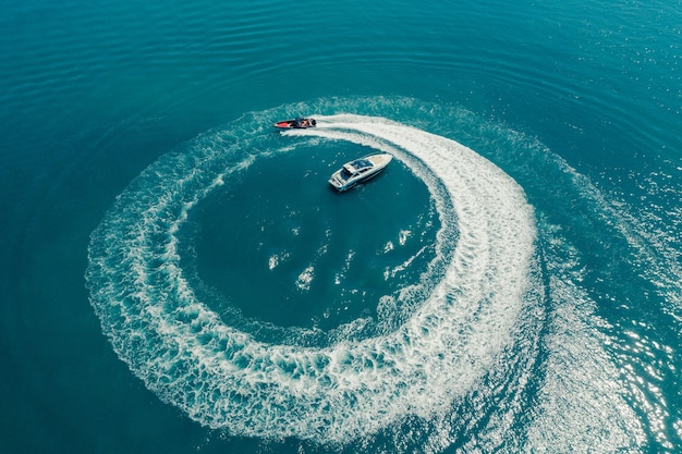 Speedboot in de Andamanzee die een cirkel maakt van bubbels, luchtfoto