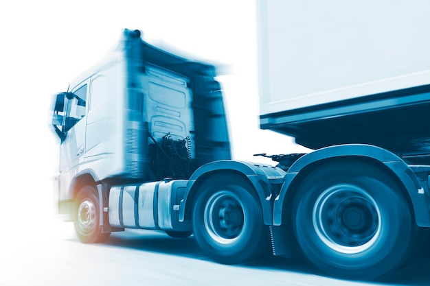 Ускорение движения грузовика с полуприцепом, движущегося по дороге, перевозящей грузовые грузовые автомобили Логистика