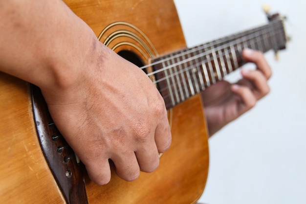 Speel de gitaar met de hand, van dichtbij.
