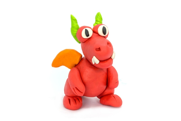 Speel plasticine dragon op witte achtergrond handgemaakte klei plasticine