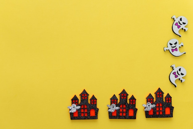 Foto speelgoed cartoon geesten op een gele achtergrond halloween uitnodiging uitnodiging sjabloon