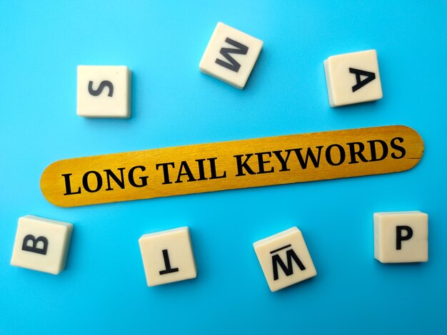 Foto speelgoed en gekleurd ijsstokje met tekst long tail keywords op blauwe achtergrond