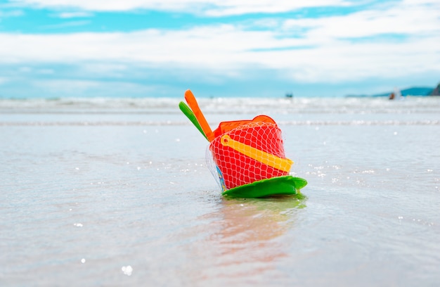 Speelgoed op strand en zee van vakantie ontspant de zomer