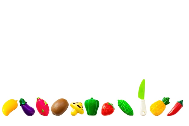Speelgoed plastic groenten en fruit collectie set geïsoleerd op een witte achtergrond. Plastic fruit voor het spel. Spelen in de kinderwinkel.