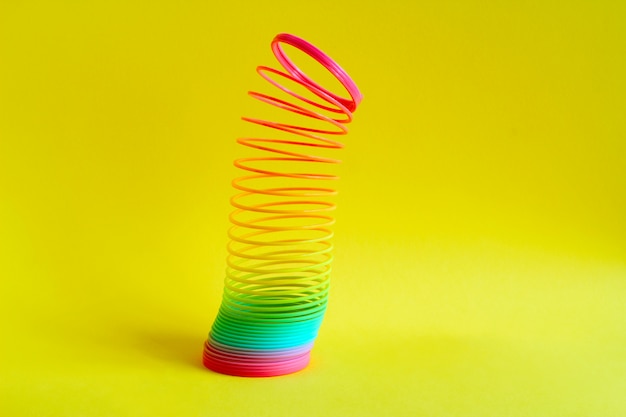 Foto speelgoed plastic kleurrijke regenboog spiraal voor spelen
