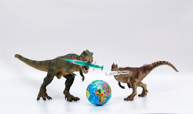 Speelgoed Tyrannosaurus rex en Allosaurus met een spuit en een vaccin