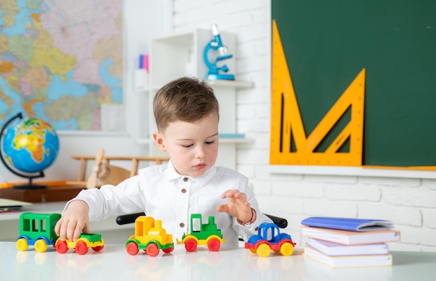 Speelgoed voor kleuterschool in de kleuterschool. Basisschool leren en kinderen concept.