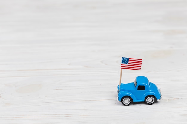 Foto speelgoedauto met amerikaanse vlag