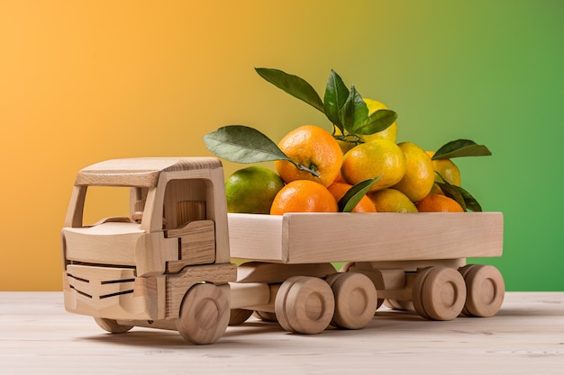 Speelgoedauto met citrusvruchten.