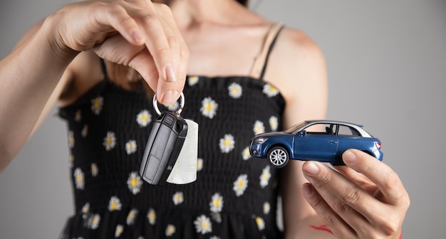 Speelgoedauto op een vrouwelijke handpalm
