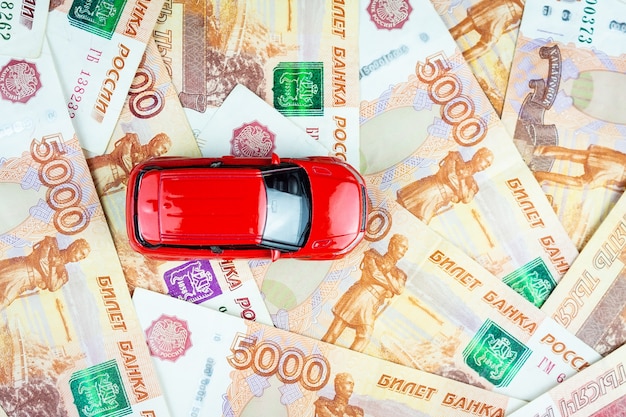 Speelgoedauto op geld