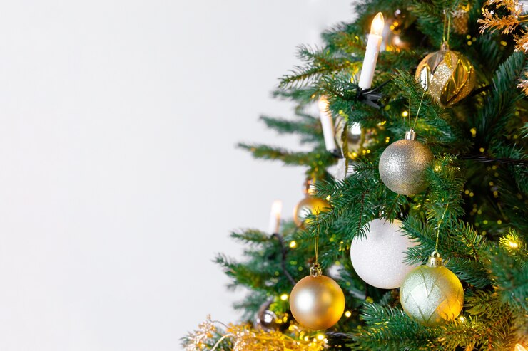 Foto speelgoedballen hangen aan takken van de kerstboom